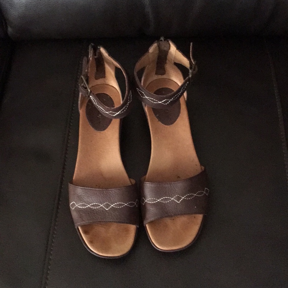 Brown sandals size 8 like new